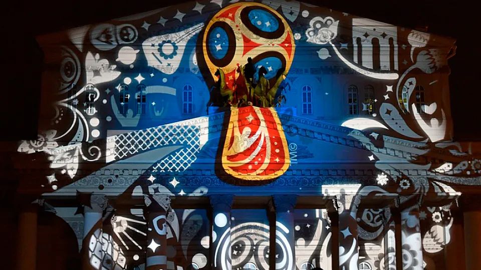 El logo del Mundial de Rusia 2018 se refleja en la fachada del Teatro Bolshói de Moscú 