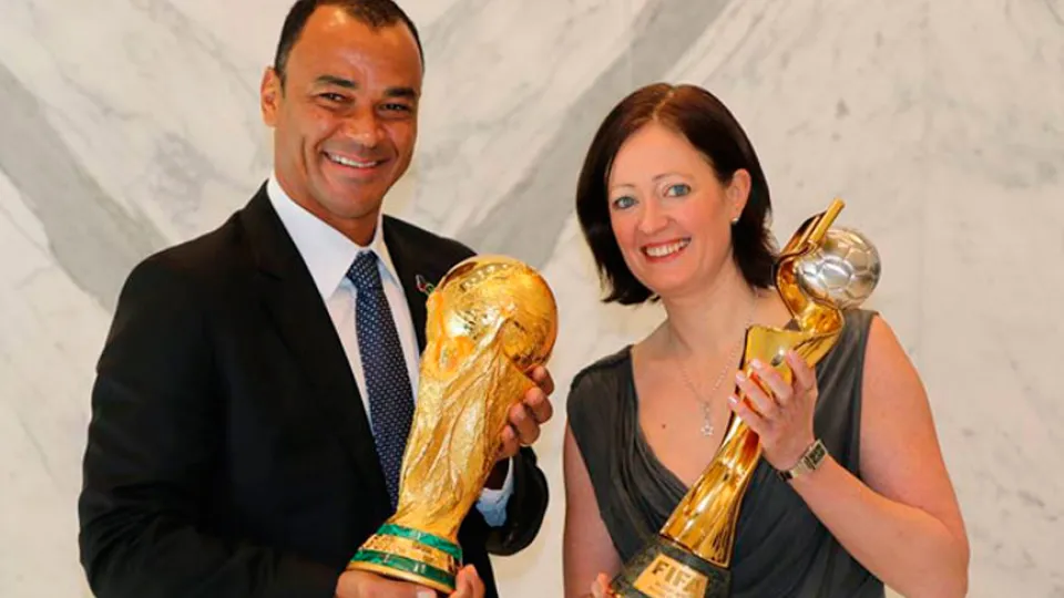 Cafu y Renate Lingor con las Copas del Mundo