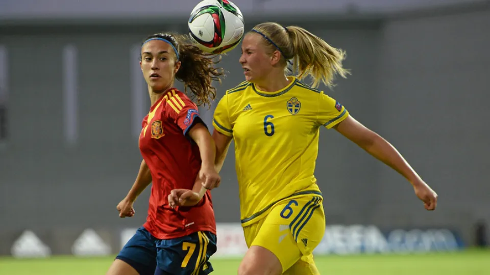 Nahikari García lucha un balón ante Suecia