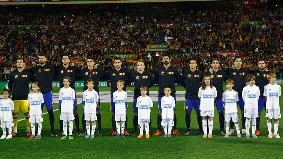 Niños con los jugadores