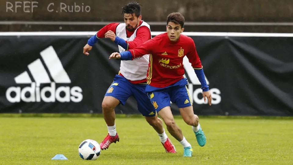 Nolito pugna con Marc Bartra por un balón 