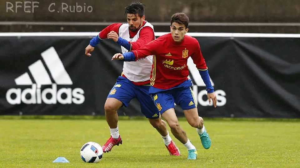 Nolito pugna con Marc Bartra por un balón 