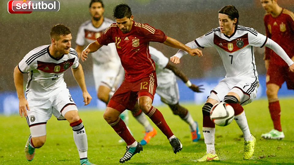 Nolito pelea un balón ante Alemania
