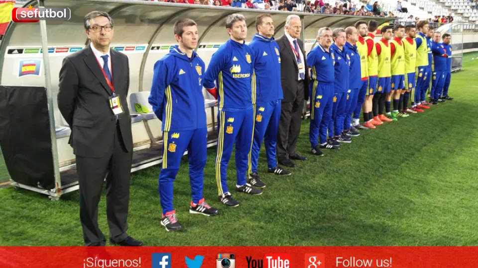 El banquillo de la Selección Española Sub-21 durante los prolegómenos del encuentro ante Noruega en Murcia