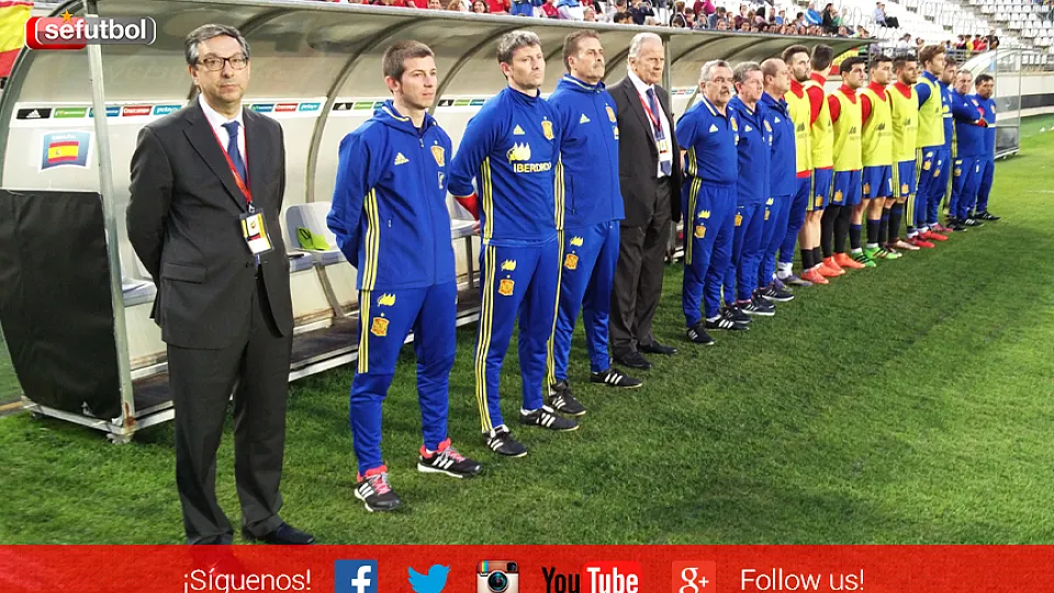El banquillo de la Selección Española Sub-21 durante los prolegómenos del encuentro ante Noruega en Murcia