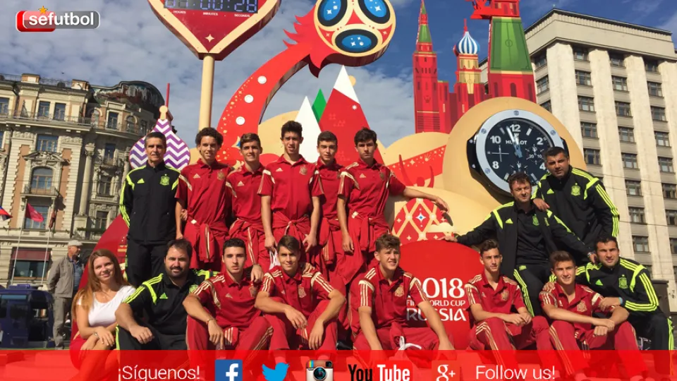La Selección Española Sub-16 posa en la Plaza Roja de Moscú