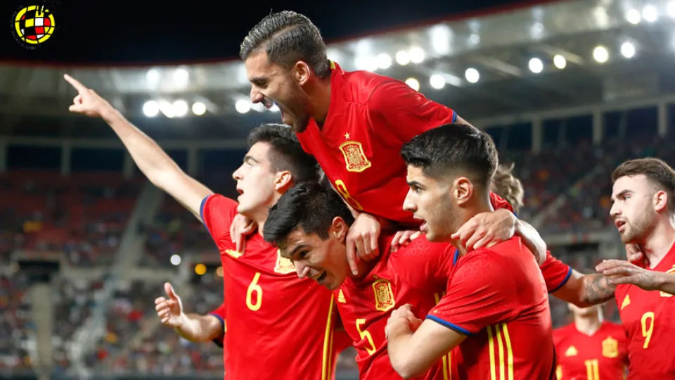 Los jugadores de la Selección Sub-21 celebran su primer tanto en Murcia