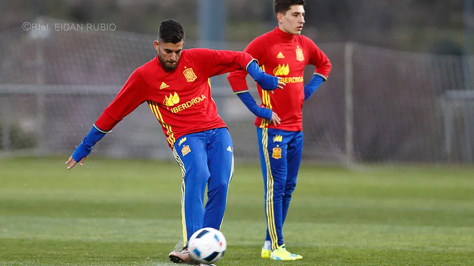 Dani Ceballos y Héctor Bellerín durante el entrenamiento de la Selección Sub-21 en la Ciudad del Fútbol