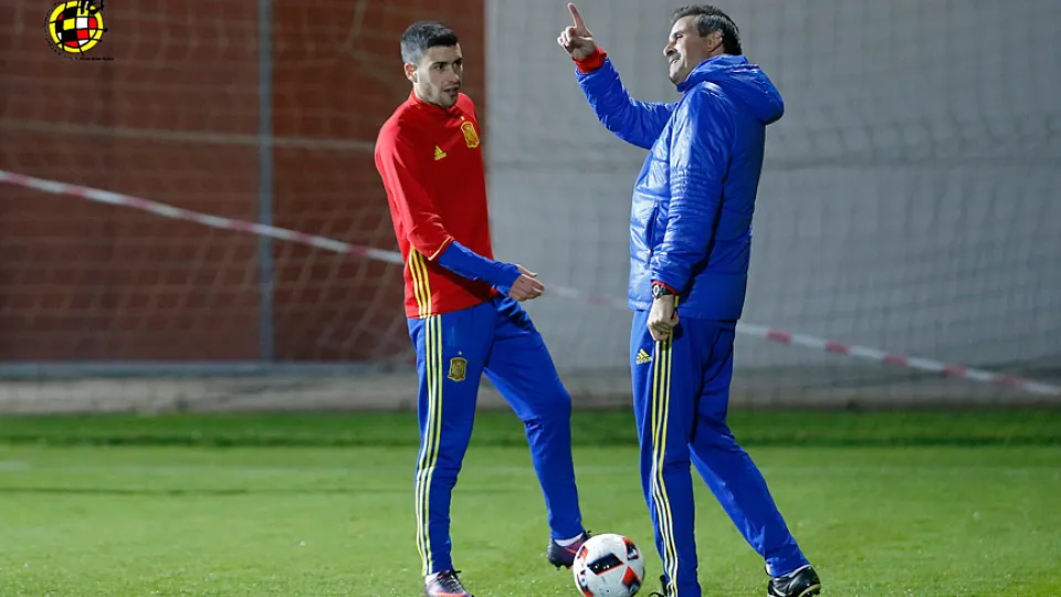 Aarón Martín Caricol conversa con el preparador físico Juan Carlos Gómez Perlado durante el entrenamiento de la Selección Sub-21