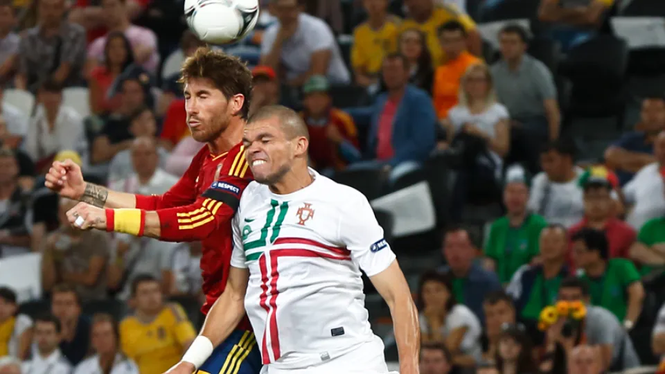 Sergio Ramos y Pepe durante la semifinal entre España y Portugal en 2012