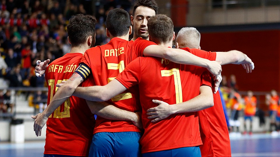 Los jugadores de la selección española de fútbol sala celebran un gol