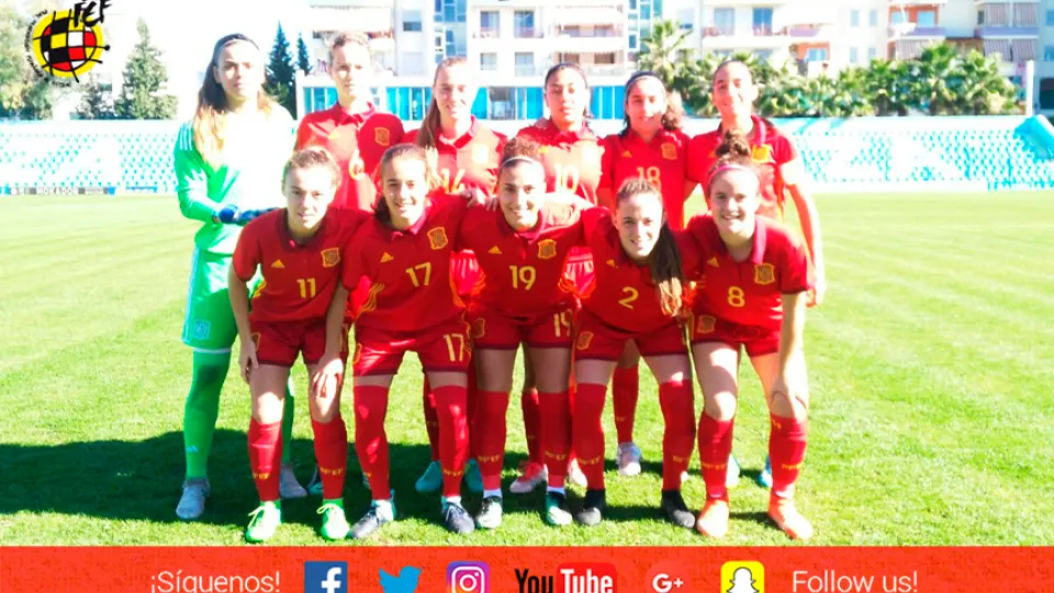 La Selección española Sub-19 femenina posa antes de su encuentro frente a Azerbaiyán en Dürres