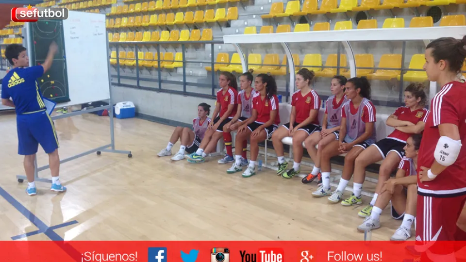 La Seleccionadora Alicia Morell transmite instrucciones durante el entrenamiento