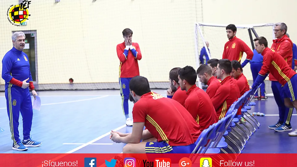 José Venancio López da instrucciones a sus jugadores durante el entrenamiento en Elblag (Polonia)