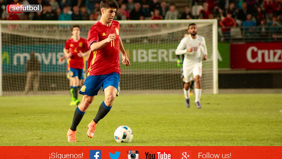 Marco Asensio avanza con la pelota durante el España - Noruega Sub-21