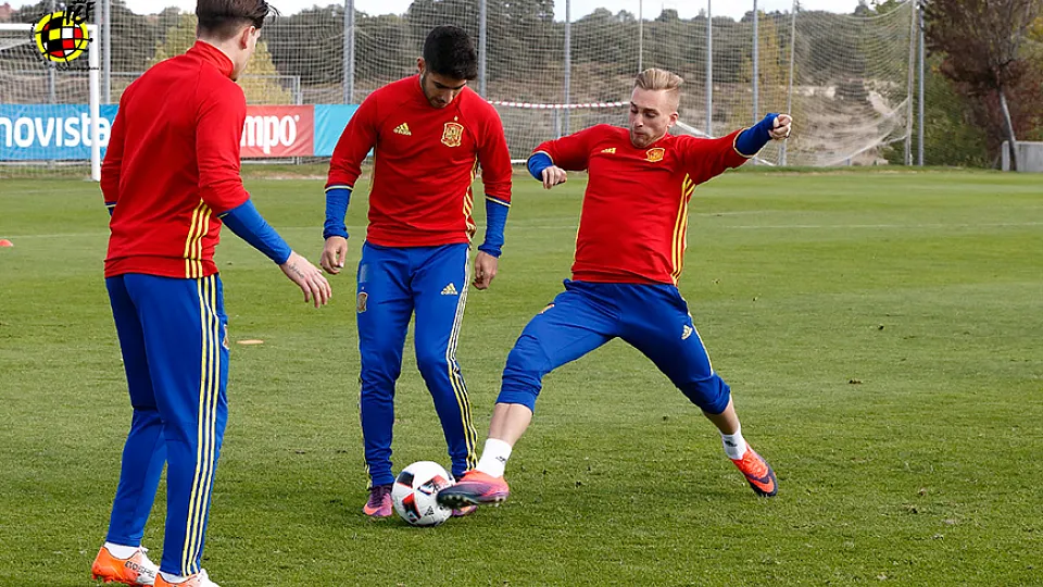 Gerard Deulofeu y Marco Asensio durante el entrenamiento de los Sub-21 en Las Rozas
