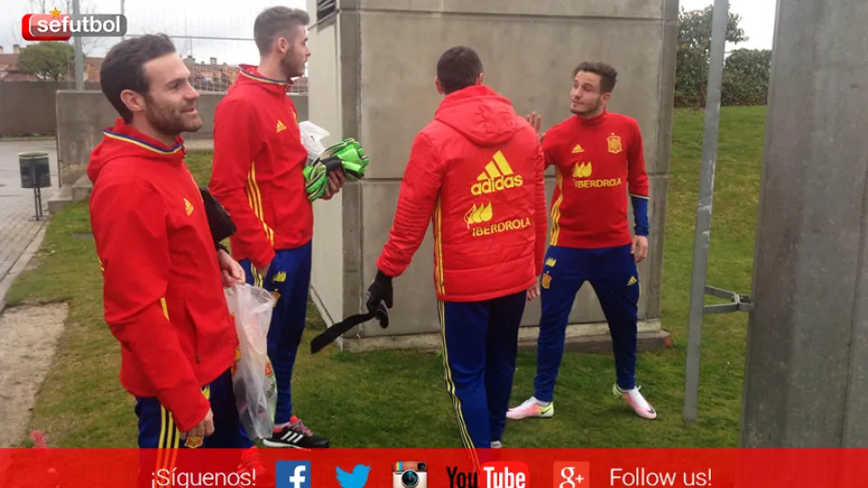 Juan Mata, David de Gea, Miguel Ángel España y Saúl Ñíguez se saludan en la Ciudad del Fútbol