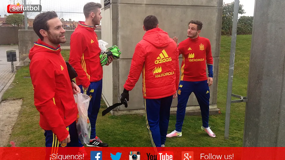Juan Mata, David de Gea, Miguel Ángel España y Saúl Ñíguez se saludan en la Ciudad del Fútbol