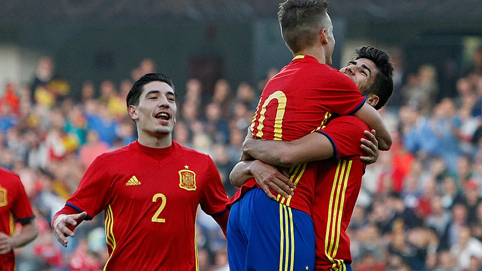 Los jugadores de la Sub-21 celebran un gol 