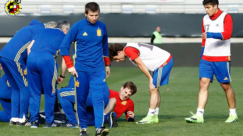 Jon Bautista se duele en el suelo durante el entrenamiento de los Sub-21