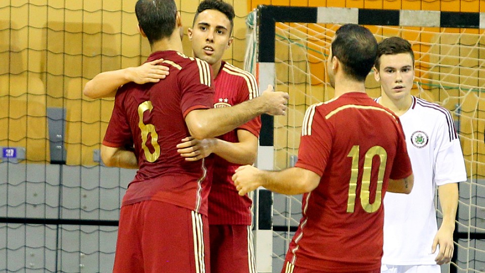 Los jugadores de la Selección Española de Fútbol Sala celebran un tanto en Riga