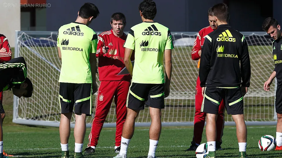 Albert Celades da instrucciones durante el entrenamiento del martes en la Ciudad del Fútbol