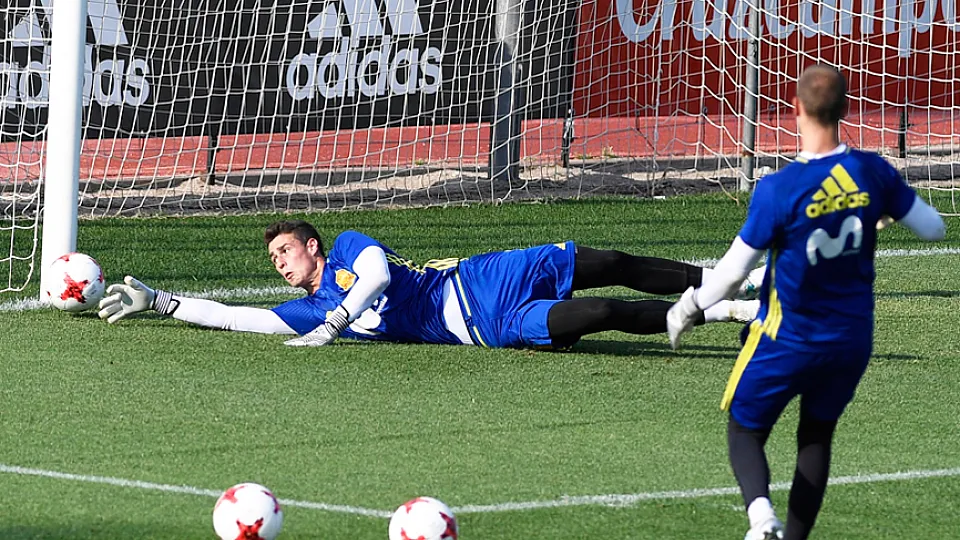 Kepa Arrizabalaga despeja el lanzamiento de Pau López durante el entrenamiento de la Selección Sub-21