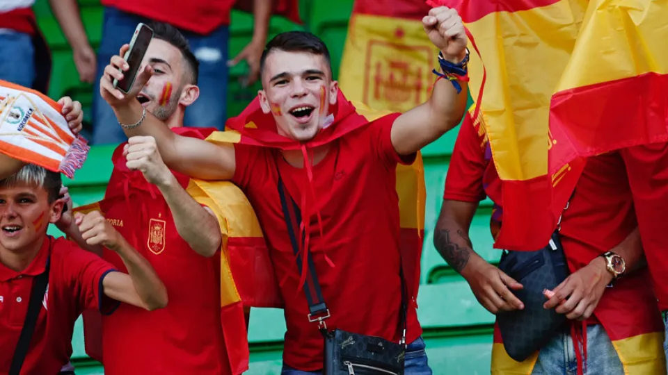 El público disfruta del España-Portugal en el estadio Benito Villamarín
