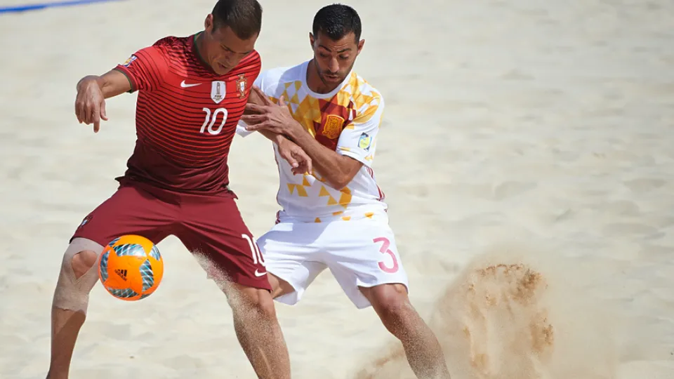 Momento del partido entre las selecciones de Fútbol Playa de Portugal y España disputado en Cabo Verde