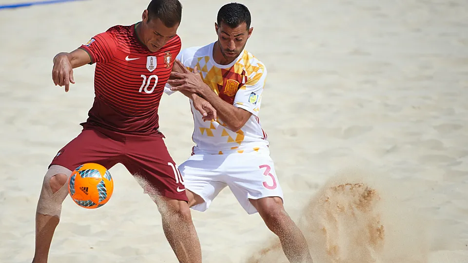 Momento del partido entre las selecciones de Fútbol Playa de Portugal y España disputado en Cabo Verde