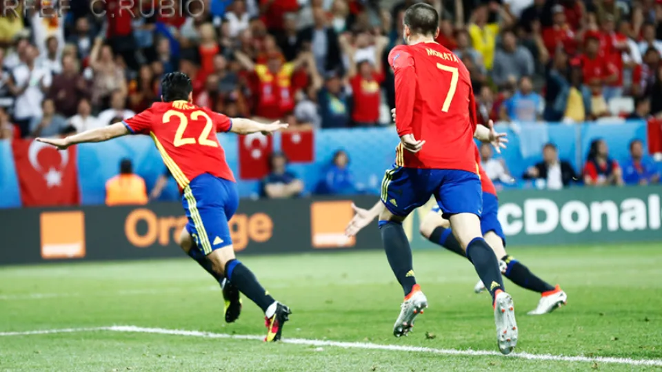 Nolito celebra un tanto de España frente a Turquía