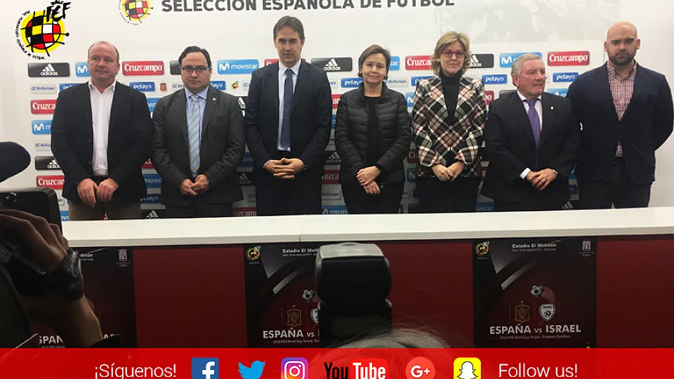 Foto de familia tras el acto de presentación del España - Israel en El Molinón