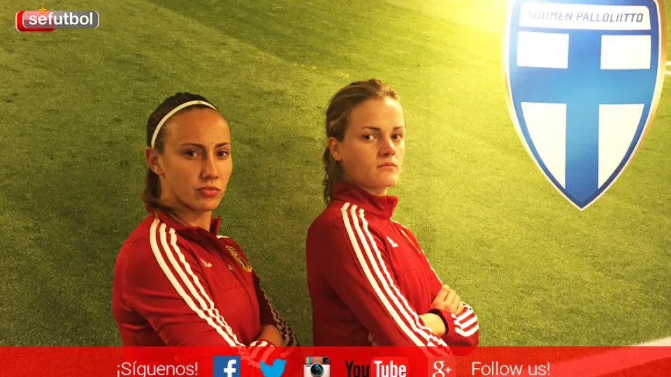 Las internacionales Virginia Torrecilla e Irene Paredes posan en el Sonera Stadium de Helsinki