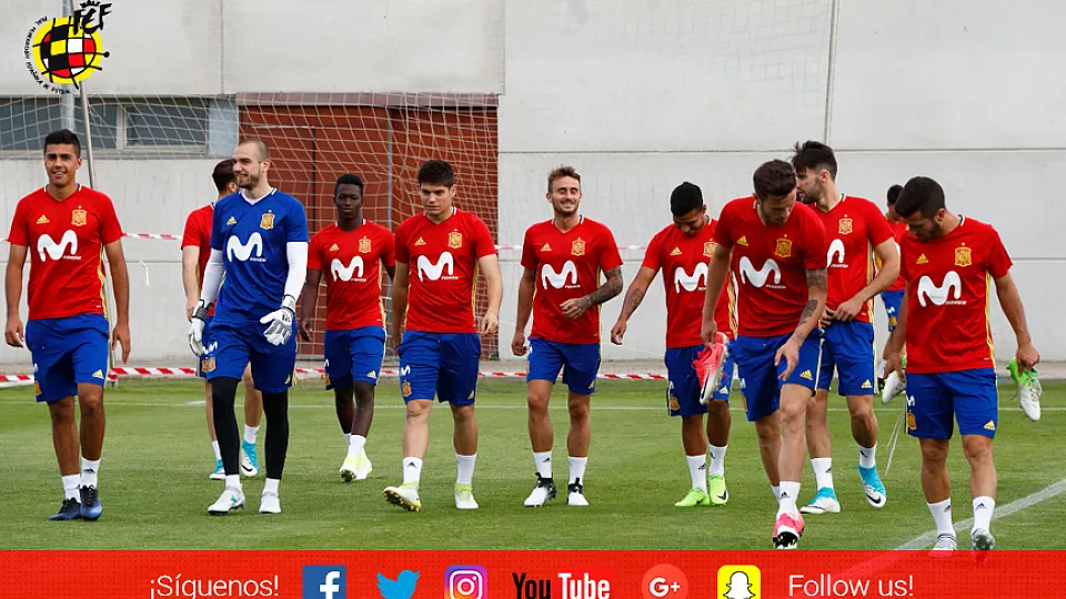 Los jugadores de la Selección Sub-21 saltan al campo en la Ciudad del Fútbol