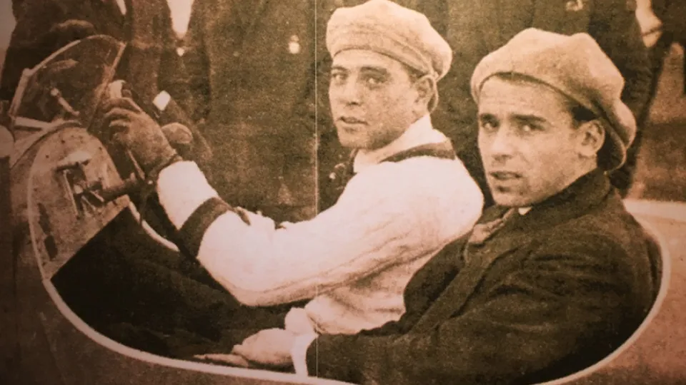 Ricardo Zamora y José Samitier posan en el coche del primero en una imagen de la época