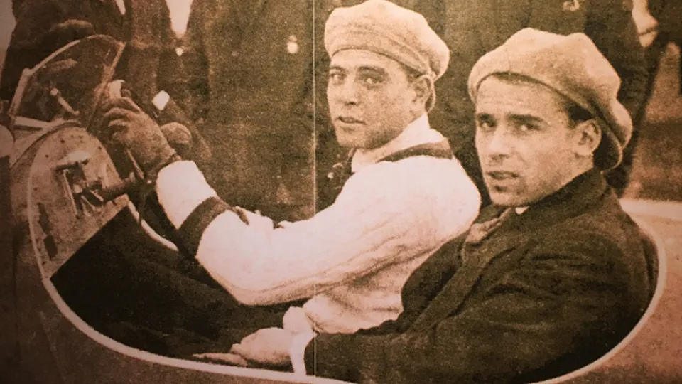 Ricardo Zamora y José Samitier posan en el coche del primero en una imagen de la época