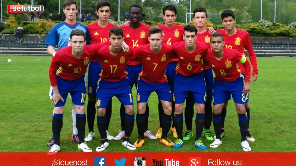 La Selección Española Sub-16 posa sobre el césped de Guimaraes