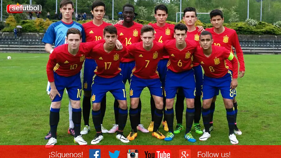 La Selección Española Sub-16 posa sobre el césped de Guimaraes