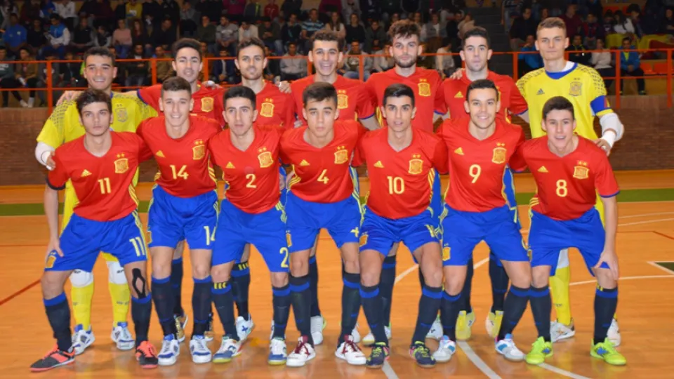 La Selección española Sub-19 de fútbol sala posa antes de su encuentro frente a Francia en Villanueva de la Serena
