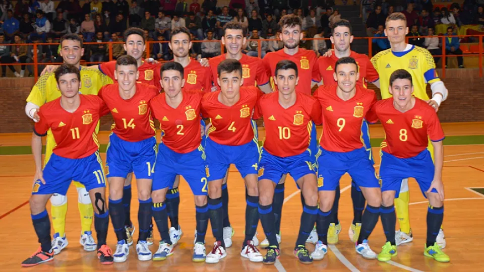 La Selección española Sub-19 de fútbol sala posa antes de su encuentro frente a Francia en Villanueva de la Serena