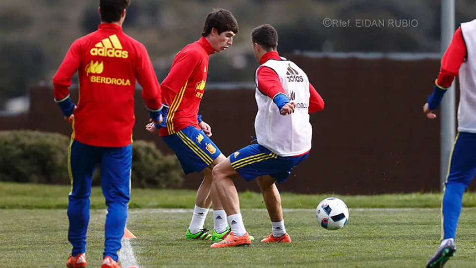 Aritz Elustondo da un pase durante el entrenamiento de la Selección Sub-21 en la Ciudad del Fútbol