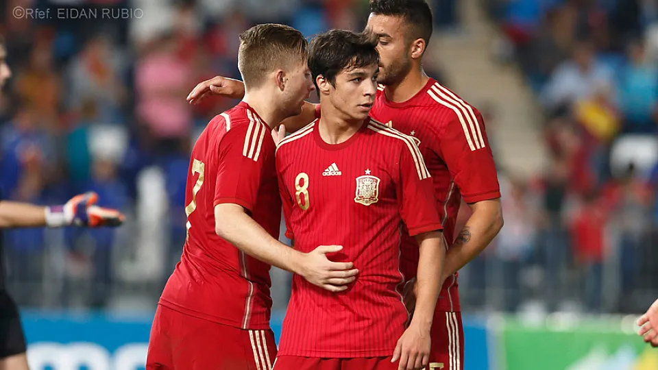 Los internacionales de la Selección Española Sub-21 celebran un tanto durante el último partido de España