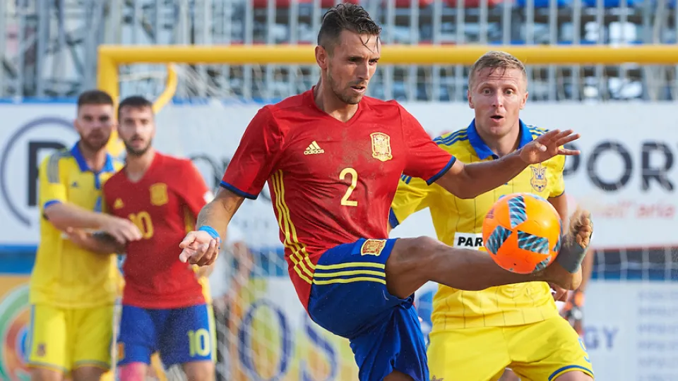 José Cintas pelea por el balón ante un jugador ucraniano