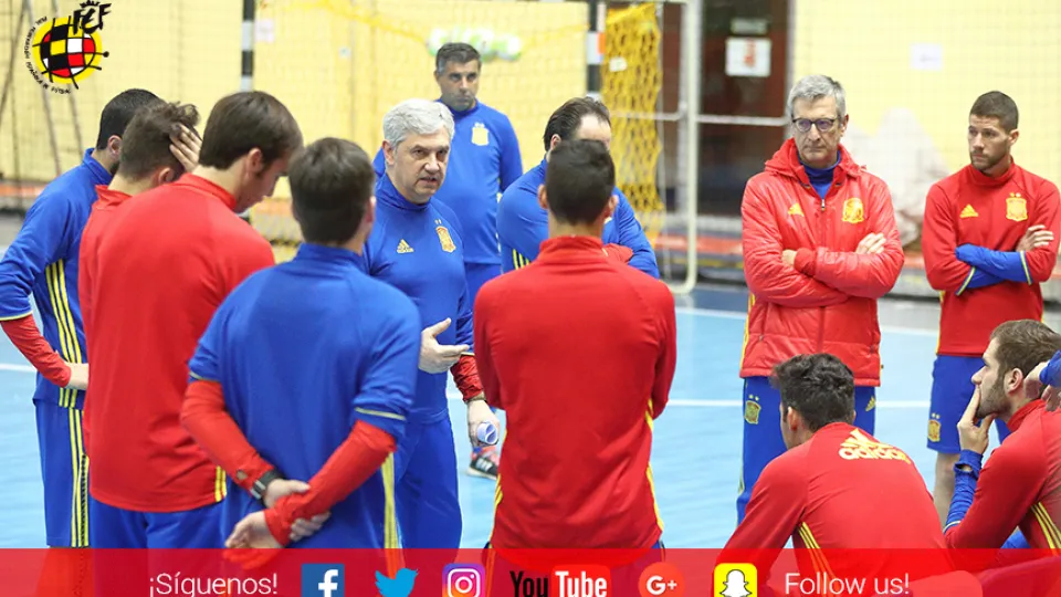 José Venancio López da instrucciones durante el entrenamiento de la Selección en Elblag