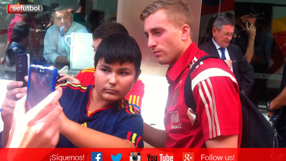 Gerard Deulofeu se fotografía con un aficionado de la Selección