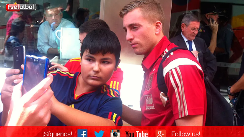 Gerard Deulofeu se fotografía con un aficionado de la Selección