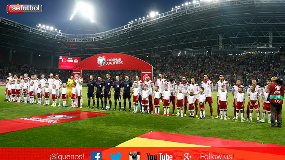 Los jugadores de la Selección Español minutos antes de jugar frente a Bielorrusia en Borisov