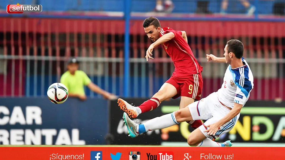 Borja Mayoral intenta rematar a puerta durante el encuentro frente a Rusia