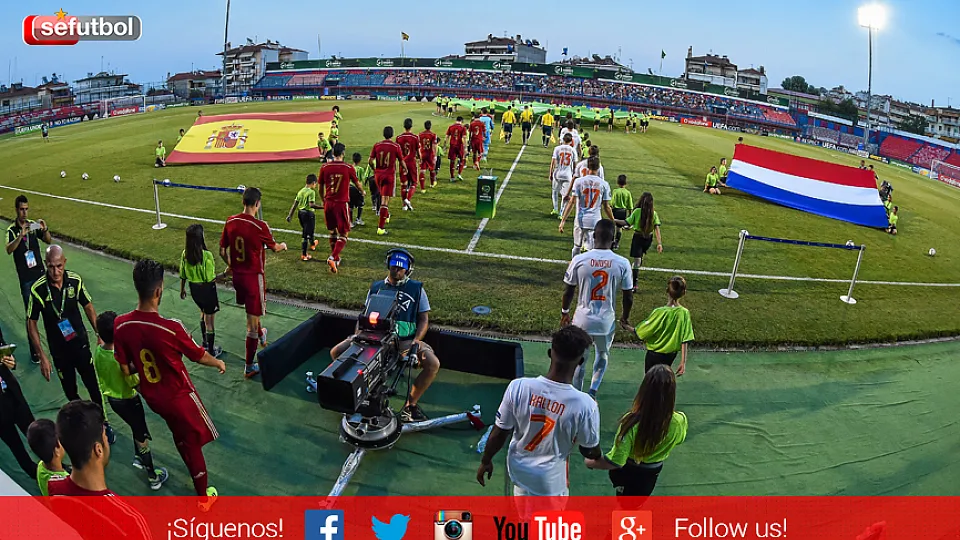 Las selecciones Sub-19 de España y Holanda, saltan al césped en Véria