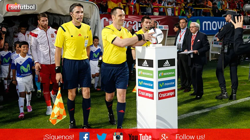 Las selecciones de España y Costa Rica saltan al terreno de juego del estadio Reino de León